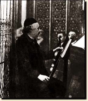 Einstein in a Berlin synagogue in 1930